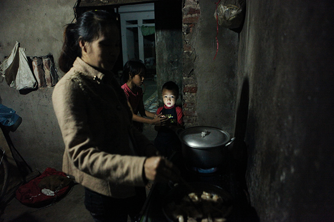 Một ngày tất bật của cặp vợ chồng 12 năm đẻ 8 đứa con