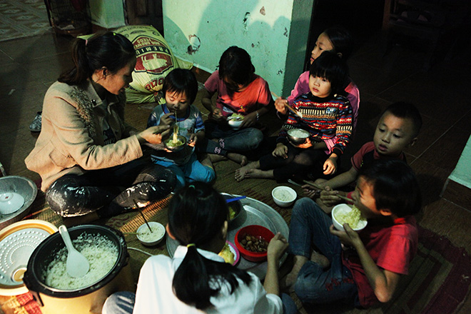 Một ngày tất bật của cặp vợ chồng 12 năm đẻ 8 đứa con