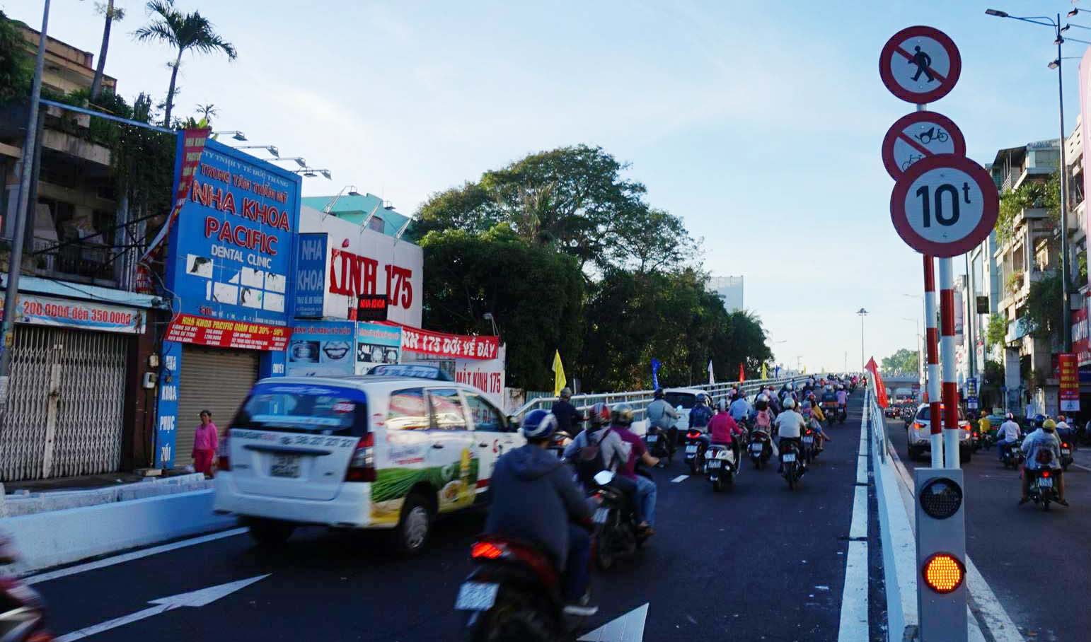 Giao thông tê liệt ngày nhánh cầu ‘giải cứu’ kẹt Tân Sơn Nhất thông xe Giao thông tê liệt ngày nhánh cầu ‘giải cứu’ kẹt Tân Sơn Nhất thông xe