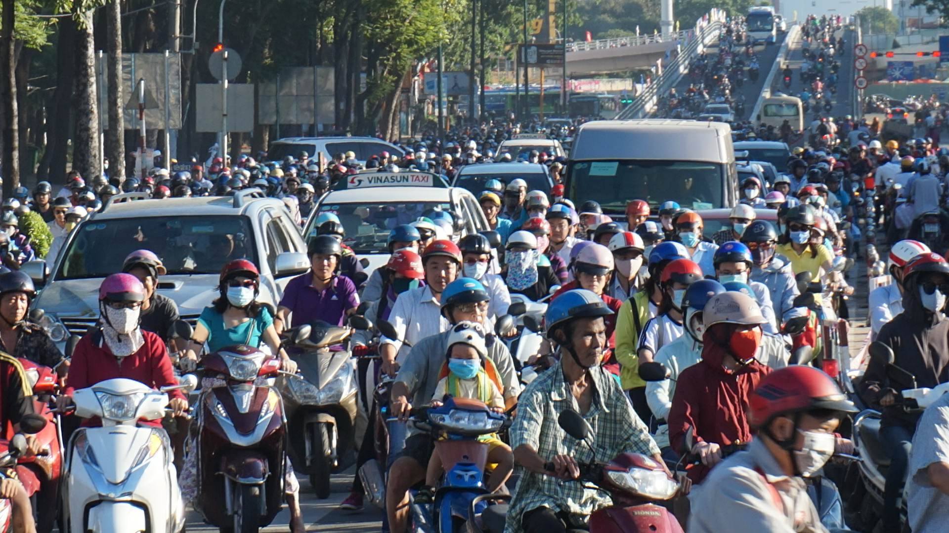 Giao thông tê liệt ngày nhánh cầu ‘giải cứu’ kẹt Tân Sơn Nhất thông xe