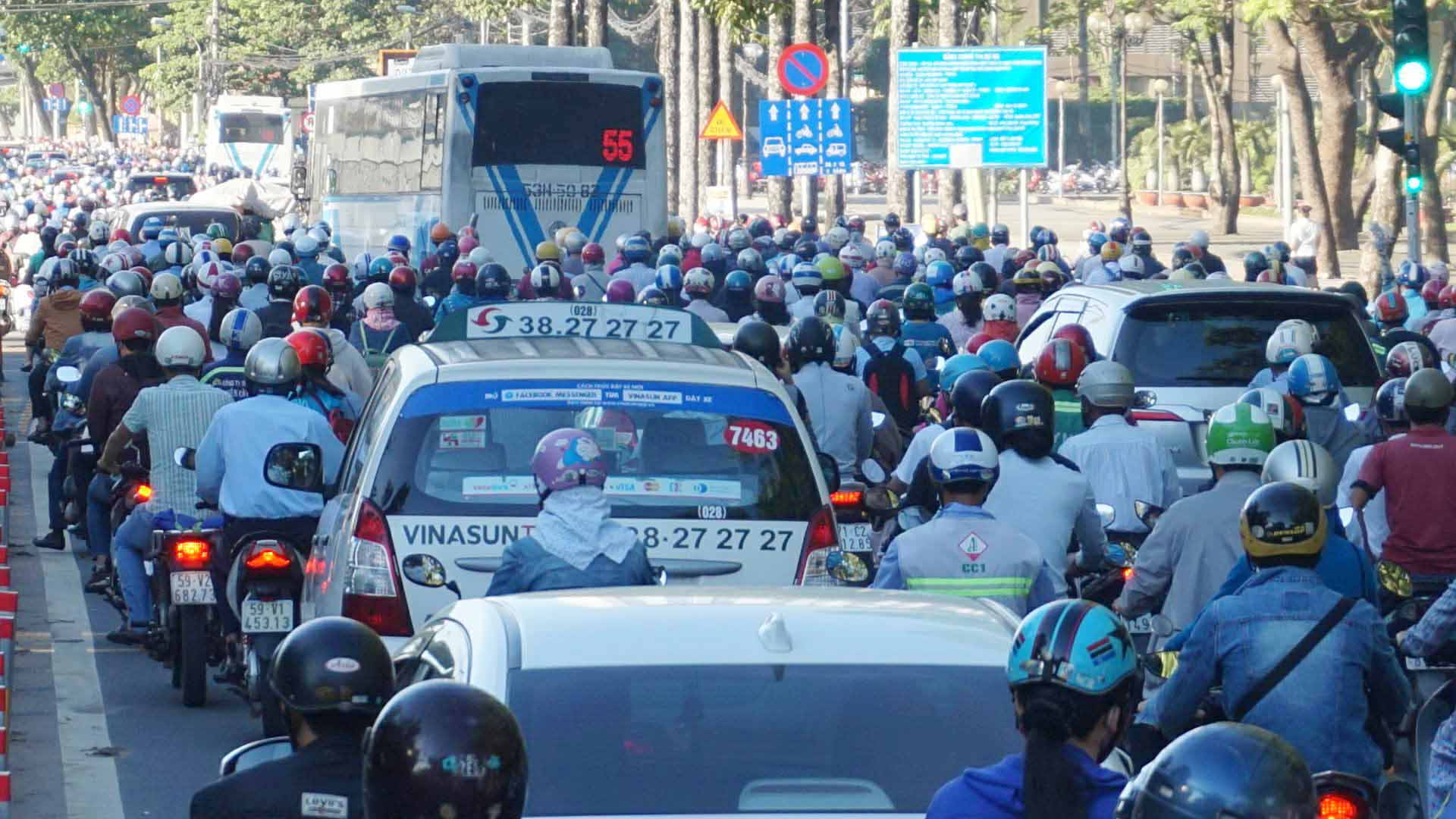 Giao thông tê liệt ngày nhánh cầu ‘giải cứu’ kẹt Tân Sơn Nhất thông xe