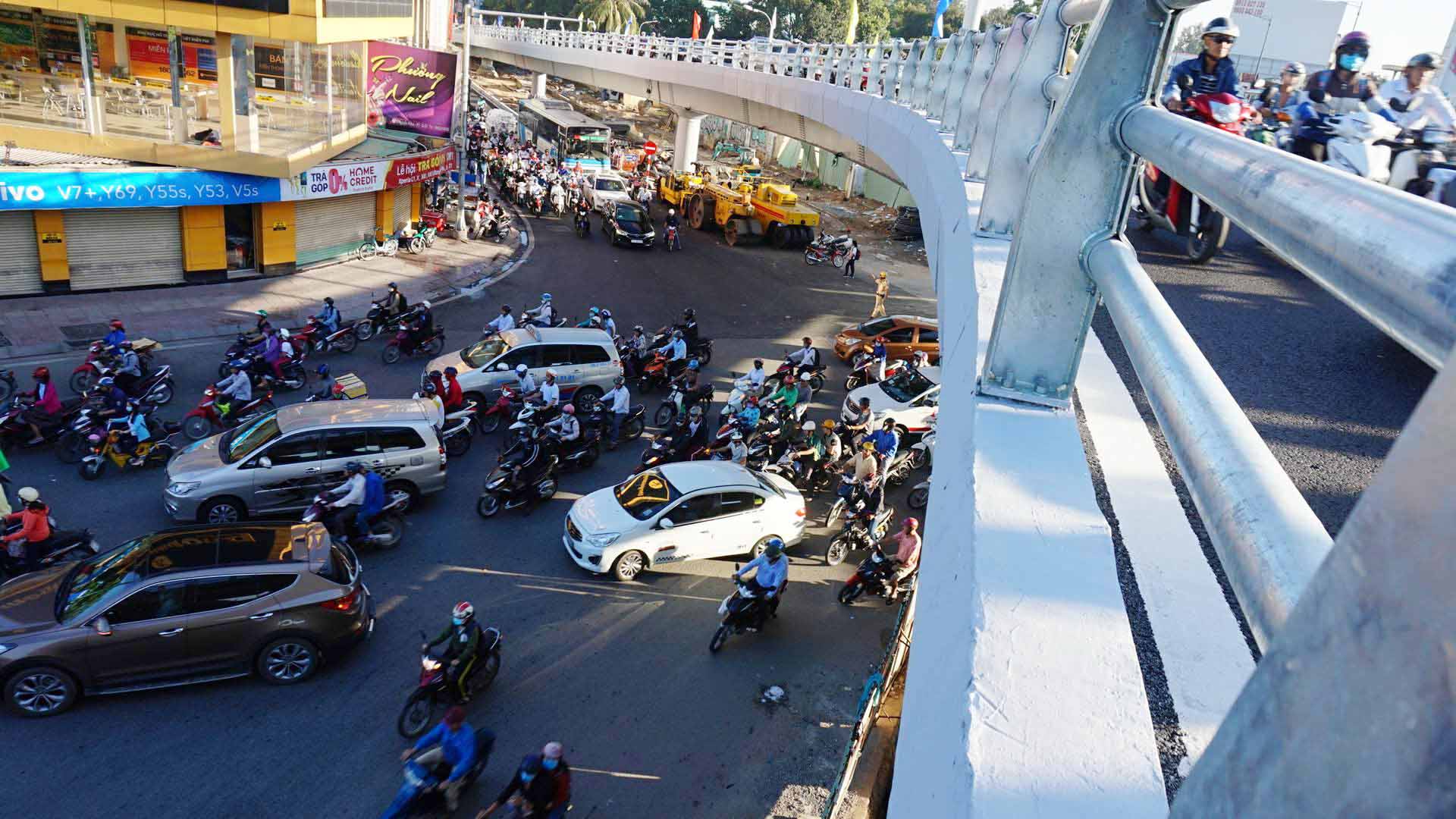 Giao thông tê liệt ngày nhánh cầu ‘giải cứu’ kẹt Tân Sơn Nhất thông xe