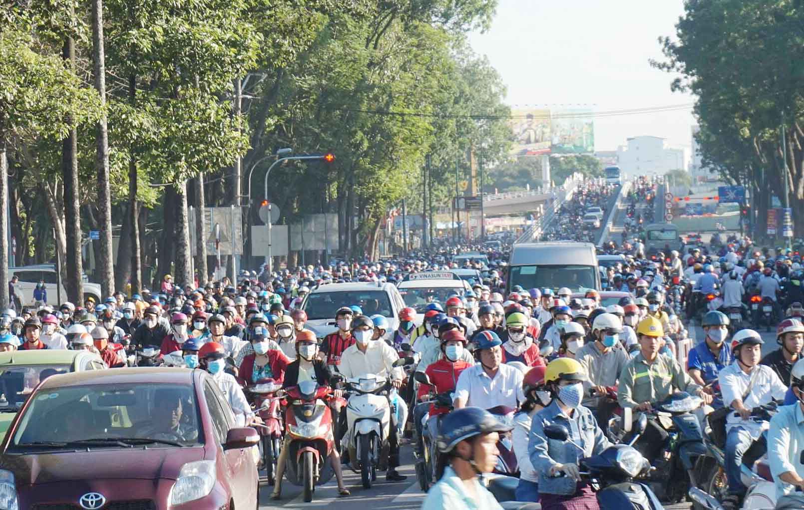 Giao thông tê liệt ngày nhánh cầu ‘giải cứu’ kẹt Tân Sơn Nhất thông xe