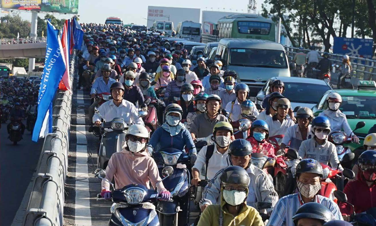 Giao thông tê liệt ngày nhánh cầu ‘giải cứu’ kẹt Tân Sơn Nhất thông xe