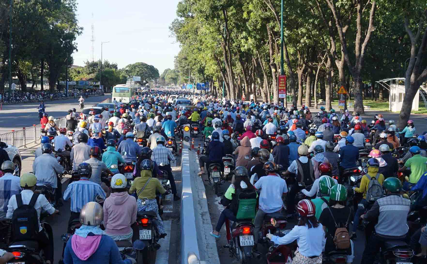 Giao thông tê liệt ngày nhánh cầu ‘giải cứu’ kẹt Tân Sơn Nhất thông xe Giao thông tê liệt ngày nhánh cầu ‘giải cứu’ kẹt Tân Sơn Nhất thông xe