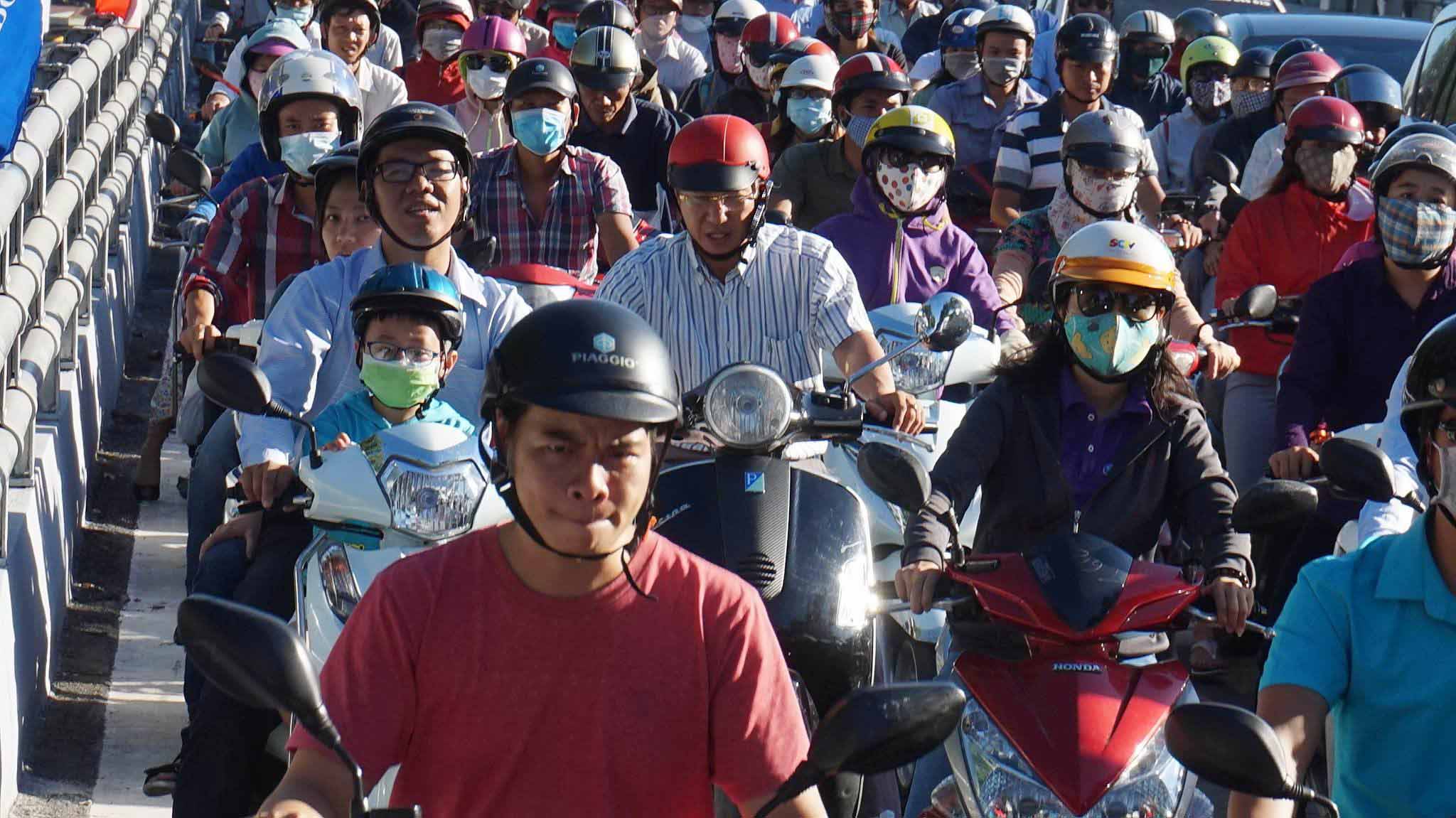 Giao thông tê liệt ngày nhánh cầu ‘giải cứu’ kẹt Tân Sơn Nhất thông xe