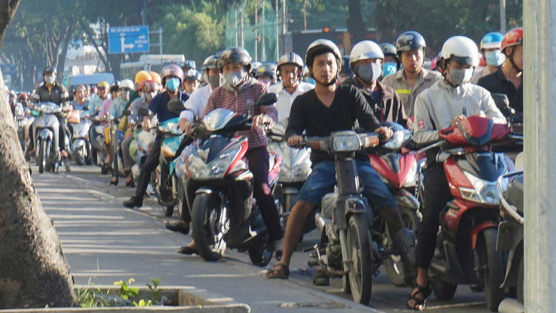 Giao thông tê liệt ngày nhánh cầu ‘giải cứu’ kẹt Tân Sơn Nhất thông xe
