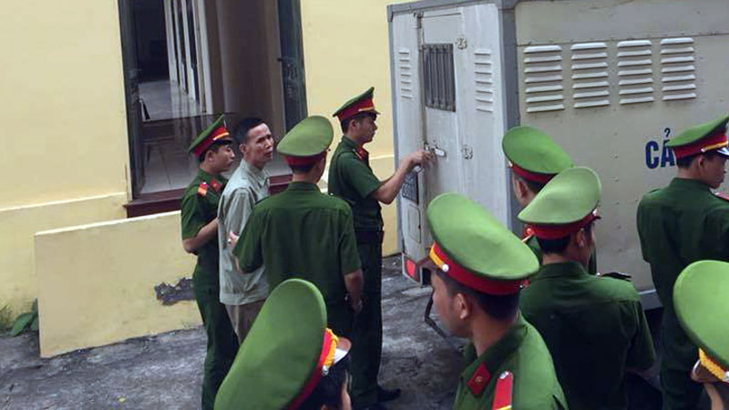 Thiếu nữ sinh con ngoài ý muốn vì bị bác họ hại đời