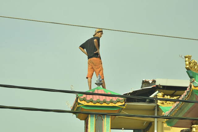 Chuyển thanh niên cố thủ trên nóc chùa cho cơ sở cai nghiện