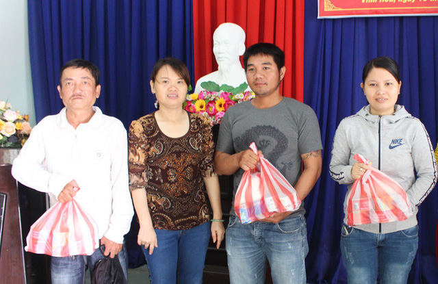 Dân vùng bão xúc động nhận quà từ nước bạn Nga