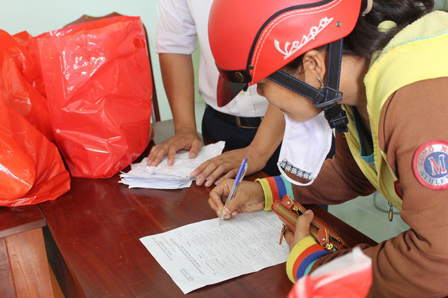 Dân vùng bão xúc động nhận quà từ nước bạn Nga