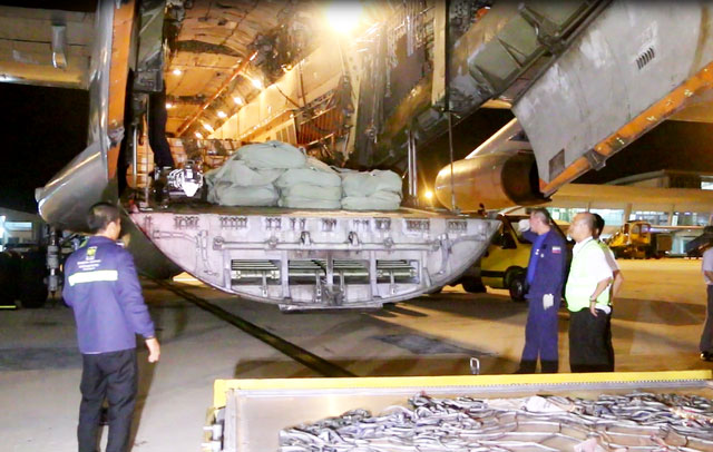 Dân vùng bão xúc động nhận quà từ nước bạn Nga