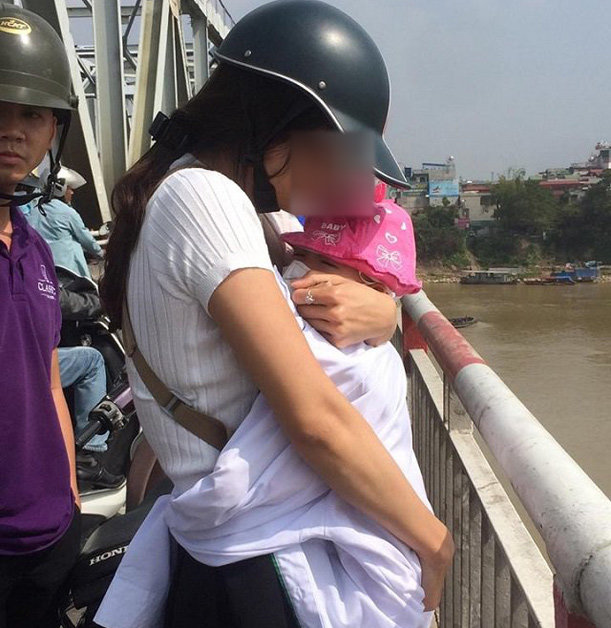 Thấy người mẹ ôm con định tự tử, tôi nhờ người đi đường can ngăn nhưng họ không dừng lại