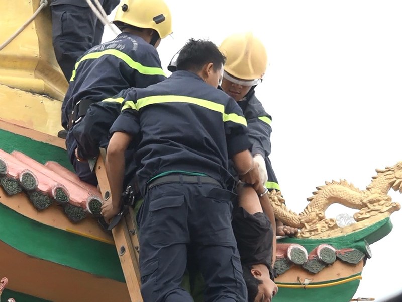 Khống chế kẻ ngáo, 10 lính PCCC có nguy cơ phơi nhiễm HIV