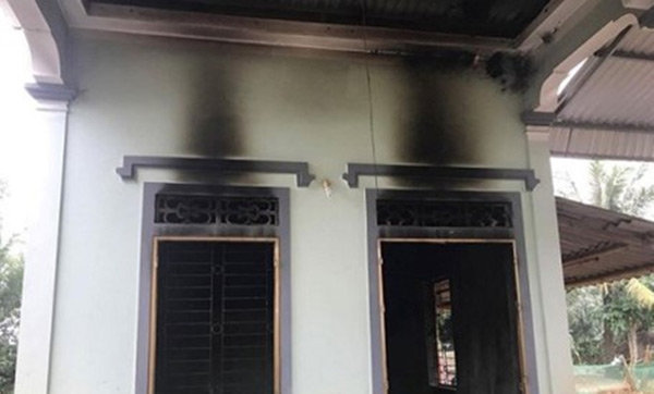 Mẹ cắm sạc pin điện thoại rồi cùng con nhỏ đi thể dục, sạc nổ thiêu rụi cả căn nhà