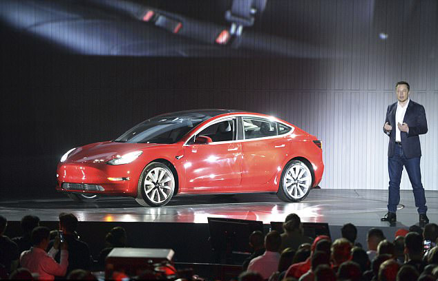 Tỷ phú công nghệ tan nát con tim sau khi bị cô đào Amber Heard đá