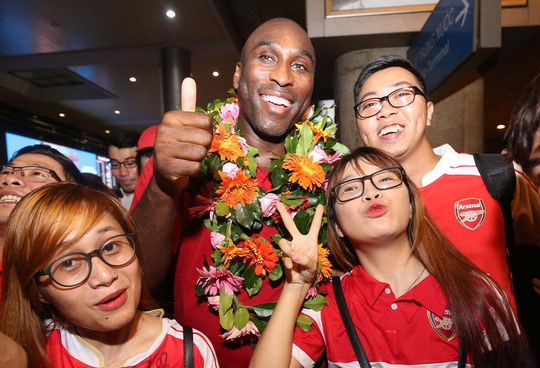 Sol Campbell trong vòng vây người hâm mộ Việt Sol Campbell trong vòng vây người hâm mộ Việt