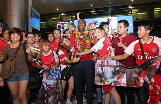 Sol Campbell trong vòng vây người hâm mộ Việt Sol Campbell trong vòng vây người hâm mộ Việt