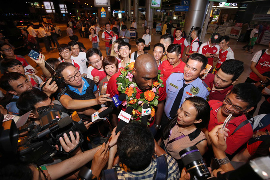 Sol Campbell trong vòng vây người hâm mộ Việt Sol Campbell trong vòng vây người hâm mộ Việt