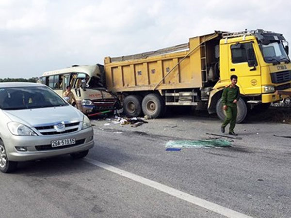 Nạn nhân kể lại giây phút kinh hoàng vụ tai nạn xe khách ở Sóc Sơn