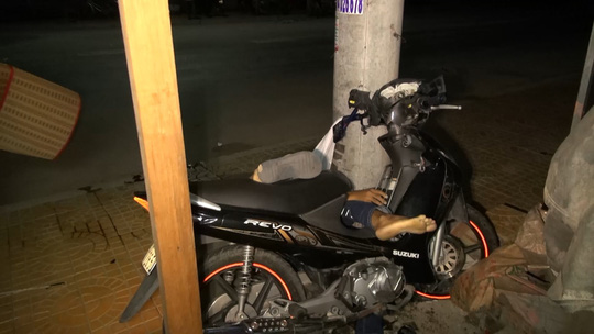 Tông xe vào cột điện, 2 thanh niên tử vong tại chỗ