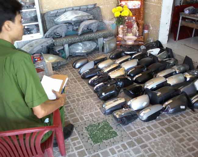 Bắt “nóng” kẻ bẻ trộm hàng loạt gương chiếu hậu ô tô