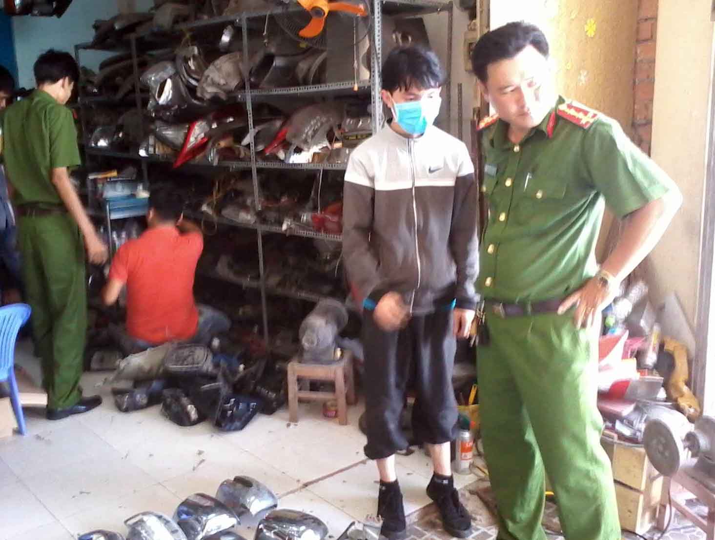 Bắt “nóng” kẻ bẻ trộm hàng loạt gương chiếu hậu ô tô