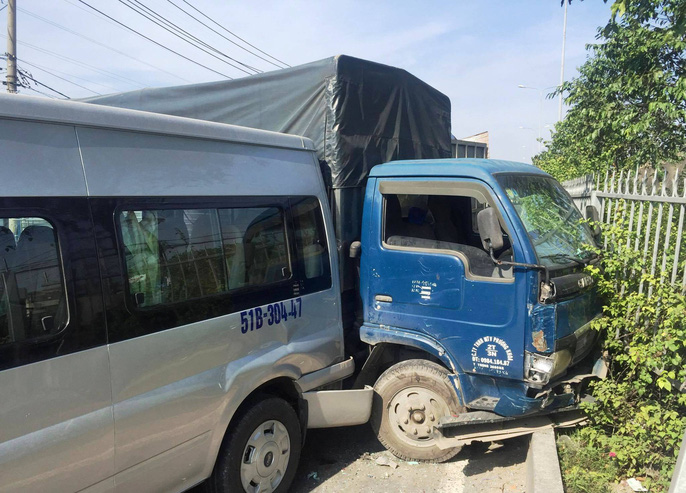 6 ô tô tông nhau, Quốc lộ 1 ùn tắc nghiêm trọng