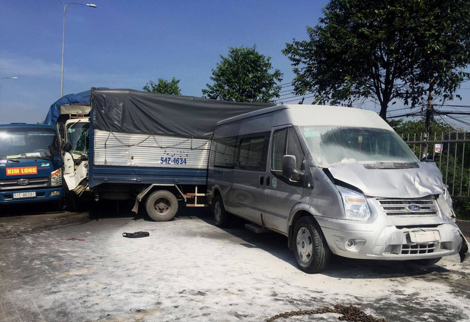 6 ô tô tông nhau, Quốc lộ 1 ùn tắc nghiêm trọng