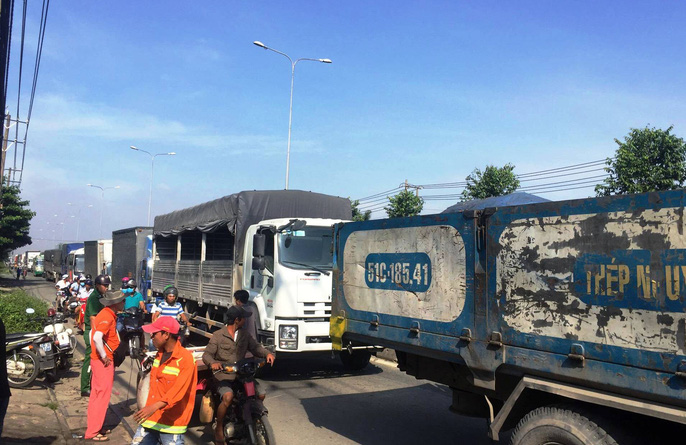 6 ô tô tông nhau, Quốc lộ 1 ùn tắc nghiêm trọng