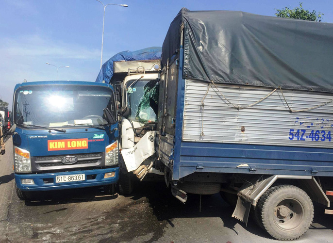 6 ô tô tông nhau, Quốc lộ 1 ùn tắc nghiêm trọng 6 ô tô tông nhau, Quốc lộ 1 ùn tắc nghiêm trọng