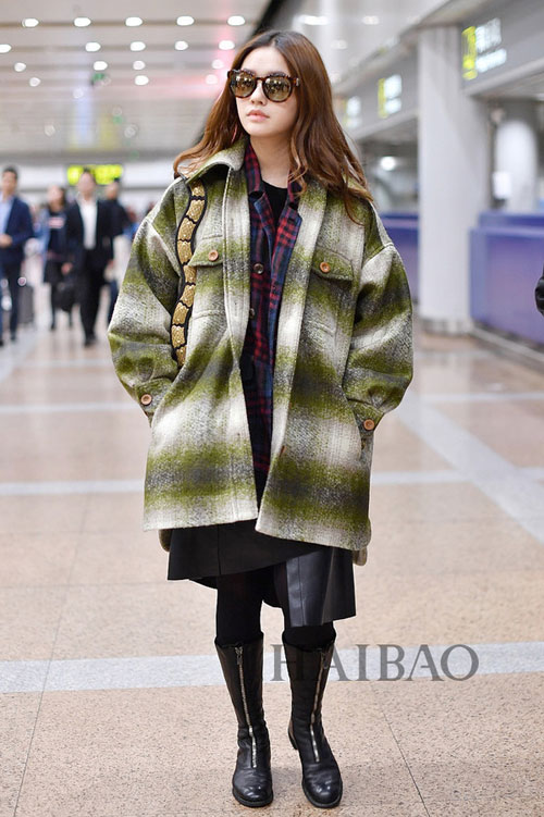 Mix áo khoác kẻ chất như sao Hoa ngữ