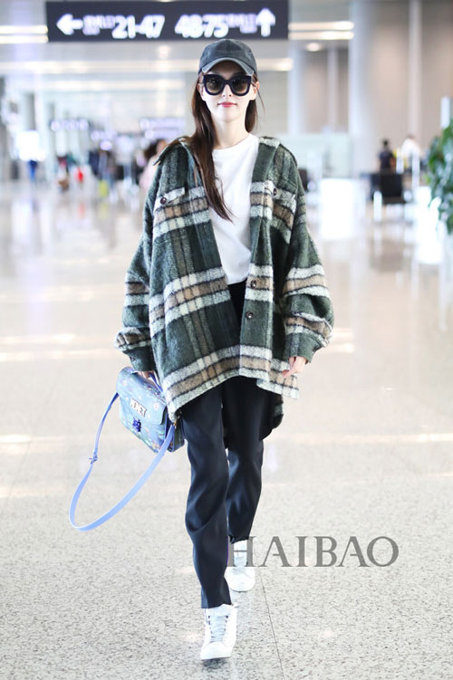 Mix áo khoác kẻ chất như sao Hoa ngữ