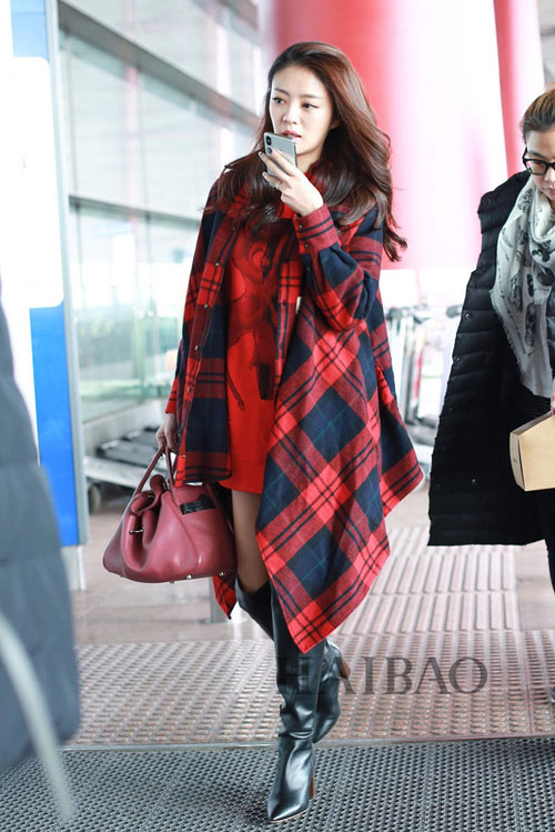 Mix áo khoác kẻ chất như sao Hoa ngữ