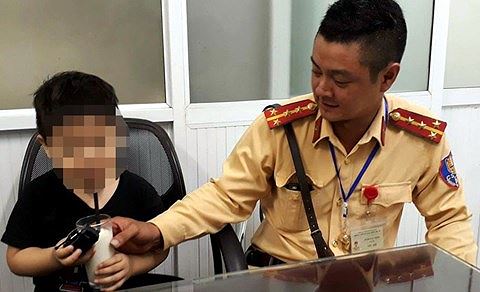 Bé trai 4 tuổi bị lạc mẹ giữa phố đông người ở Hà Nội