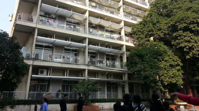 Bệnh viện Bạch Mai đình chỉ 2 bảo vệ chặn xe đón bệnh nhân