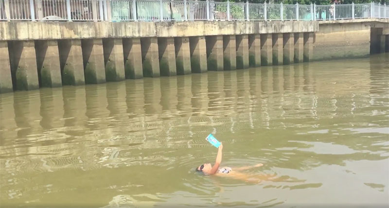 Cô gái mặc bikini nằm ngửa đọc sách dưới kênh Nhiêu Lộc để quay clip sexy sinh tồn: Khó hiểu và khó tả! Cô gái mặc bikini nằm ngửa đọc sách dưới kênh Nhiêu Lộc để quay clip sexy sinh tồn: Khó hiểu và khó tả!