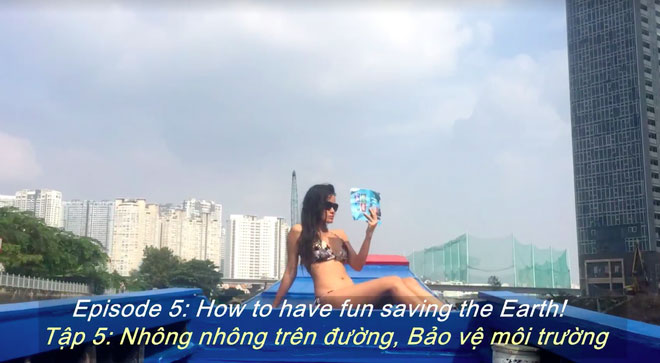 Cô gái mặc bikini nằm ngửa đọc sách dưới kênh Nhiêu Lộc để quay clip sexy sinh tồn: Khó hiểu và khó tả! Cô gái mặc bikini nằm ngửa đọc sách dưới kênh Nhiêu Lộc để quay clip sexy sinh tồn: Khó hiểu và khó tả!