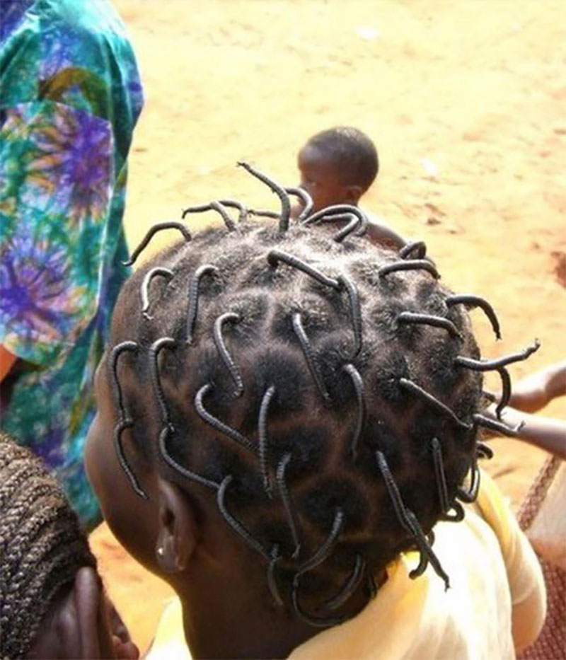 Ai cũng giật mình tưởng hàng chục con sâu ngoe nguẩy trên đầu cậu bé, lại gần mới bật cười