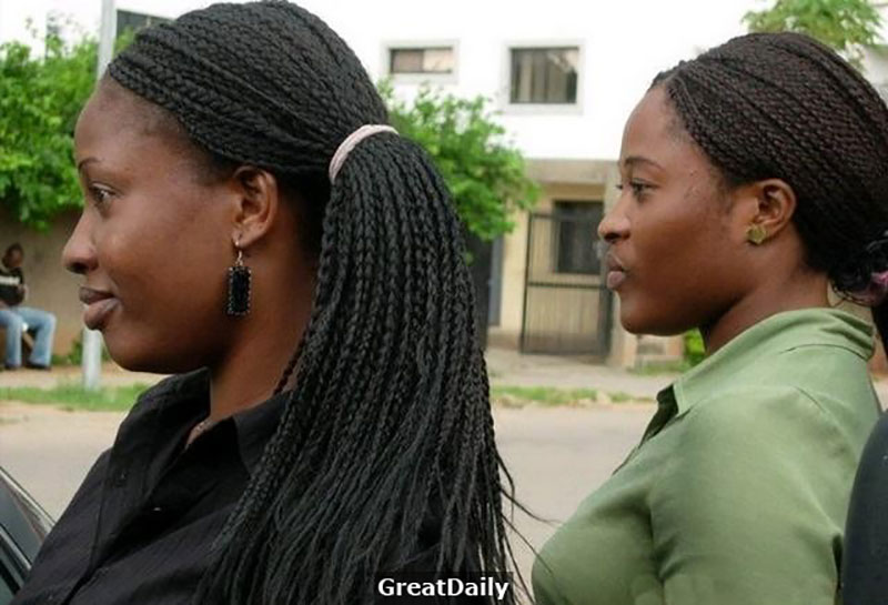 Ai cũng giật mình tưởng hàng chục con sâu ngoe nguẩy trên đầu cậu bé, lại gần mới bật cười