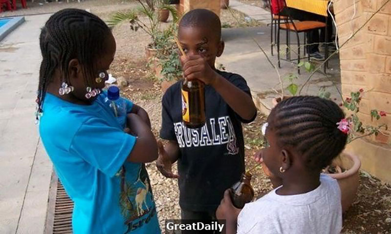 Ai cũng giật mình tưởng hàng chục con sâu ngoe nguẩy trên đầu cậu bé, lại gần mới bật cười