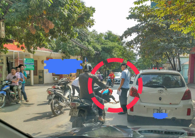 Hà Nội: Mở cửa xe khiến một học sinh tai nạn, tài xế chỉ đứng nhìn rồi bỏ đi