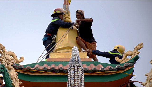 Thanh niên quậy trên nóc chùa dương tính với ma túy