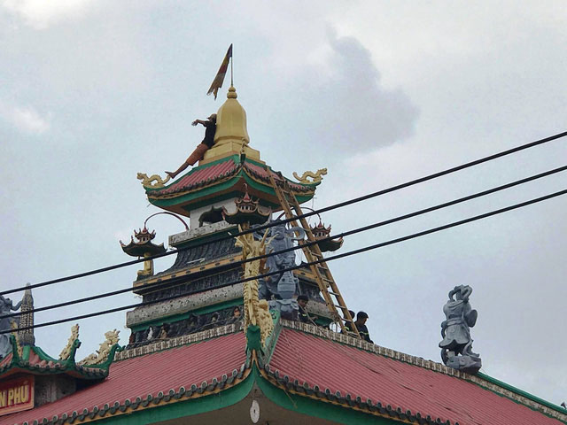 Thanh niên quậy trên nóc chùa dương tính với ma túy