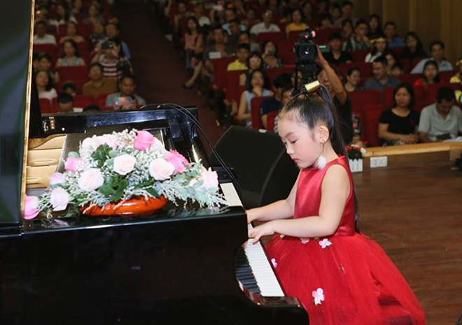 Bé 5 tuổi đoạt hai giải quốc tế xuất hiện trong MV của tác giả Nhật ký của mẹ Bé 5 tuổi đoạt hai giải quốc tế xuất hiện trong MV của tác giả Nhật ký của mẹ
