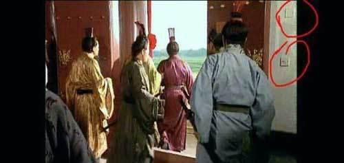 Những hạt sạn khiến khán giả không thể nhịn cười trong phim cổ trang