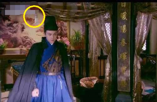 Những hạt sạn khiến khán giả không thể nhịn cười trong phim cổ trang