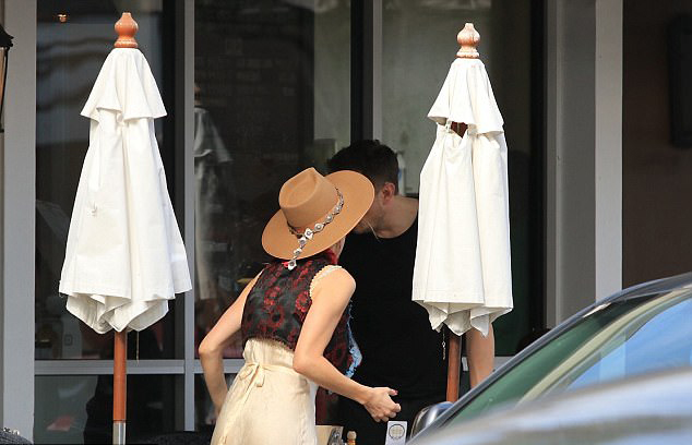 Tỷ phú công nghệ và Amber Heard lại hẹn hò đi ăn sáng sau 3 tháng chia tay