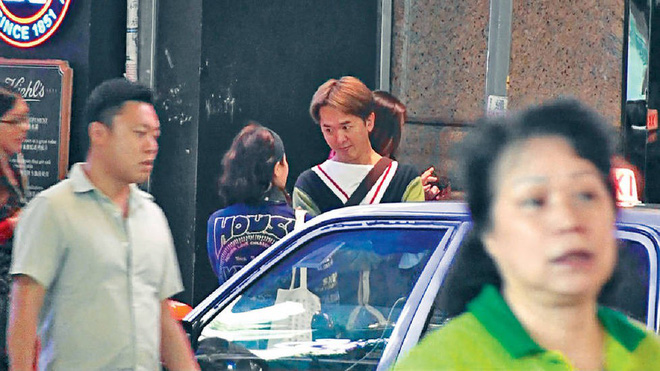 Sao TVB vui vẻ hẹn hò cùng lúc với ba bà vợ trên phố