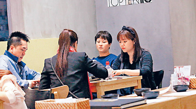 Sao TVB vui vẻ hẹn hò cùng lúc với ba bà vợ trên phố